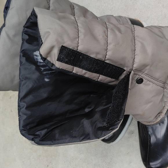 Ladies rain/snow boots, black & grey, fleece lined foot, sz 8, Velcro close - Picture 4 of 10